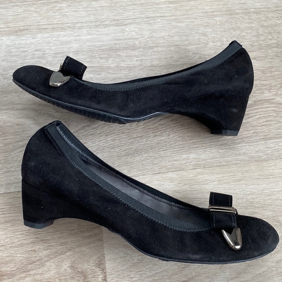 Stuart Weitzman Suede Bow Accent Pumps - Picture 8 of 16